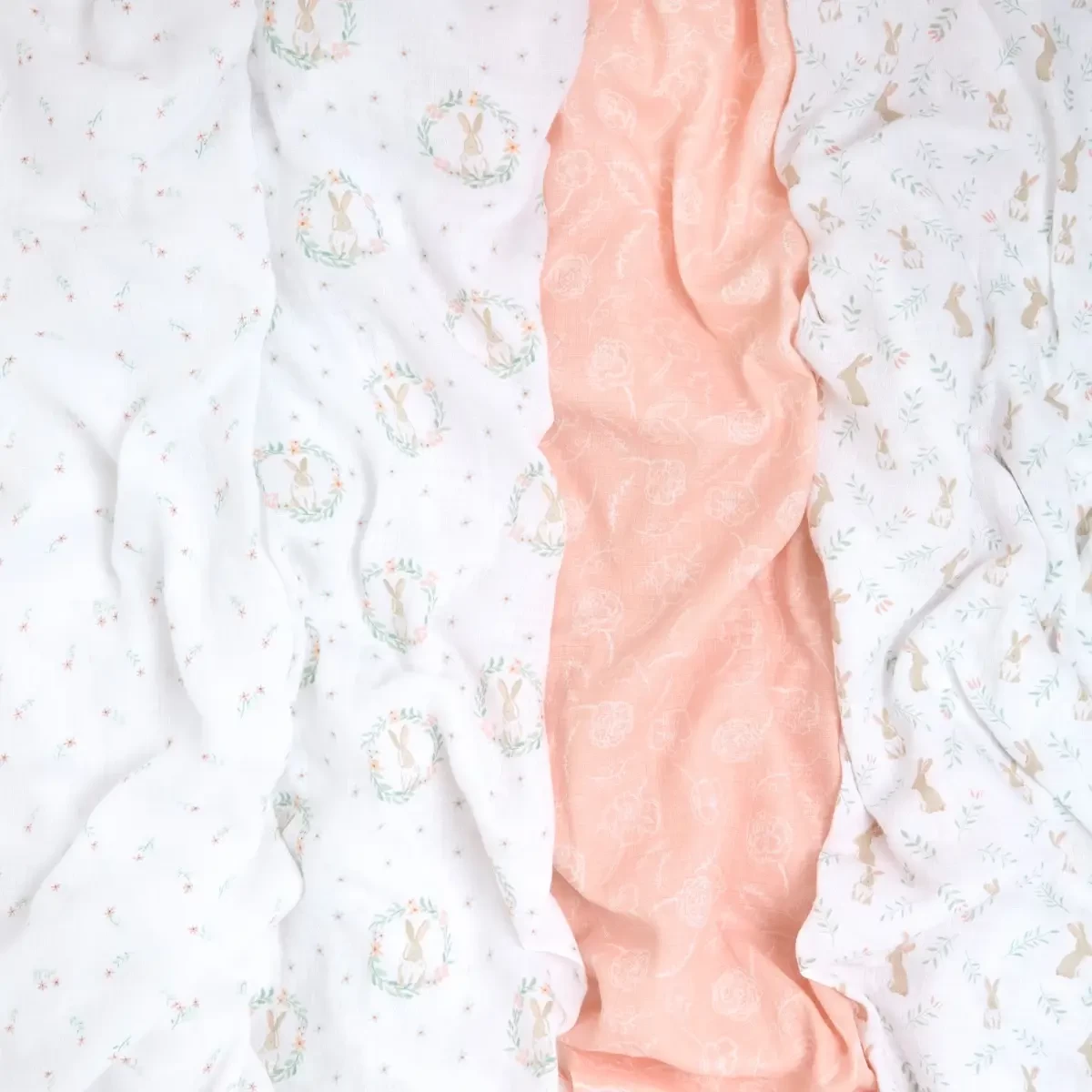 Lot De 4 Maxi-Langes Mousseline Blushing Bunnies De Aden + Anais Essentials 3 Lot De 4 Maxi-Langes Mousseline Blushing Bunnies De Aden + Anais Essentials – Image 3