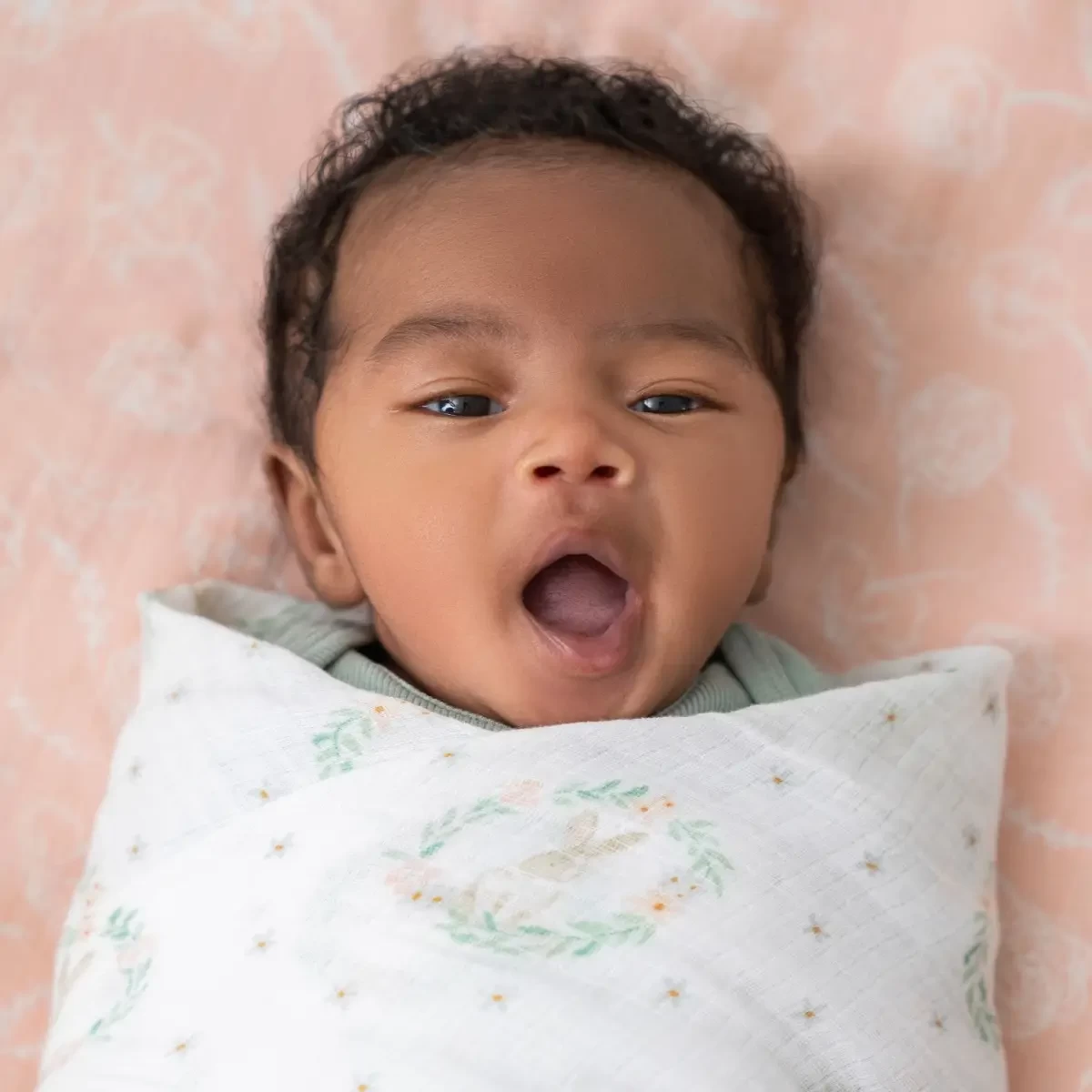 Lot De 4 Maxi-Langes Mousseline Blushing Bunnies De Aden + Anais Essentials 4 Lot De 4 Maxi-Langes Mousseline Blushing Bunnies De Aden + Anais Essentials – Image 4