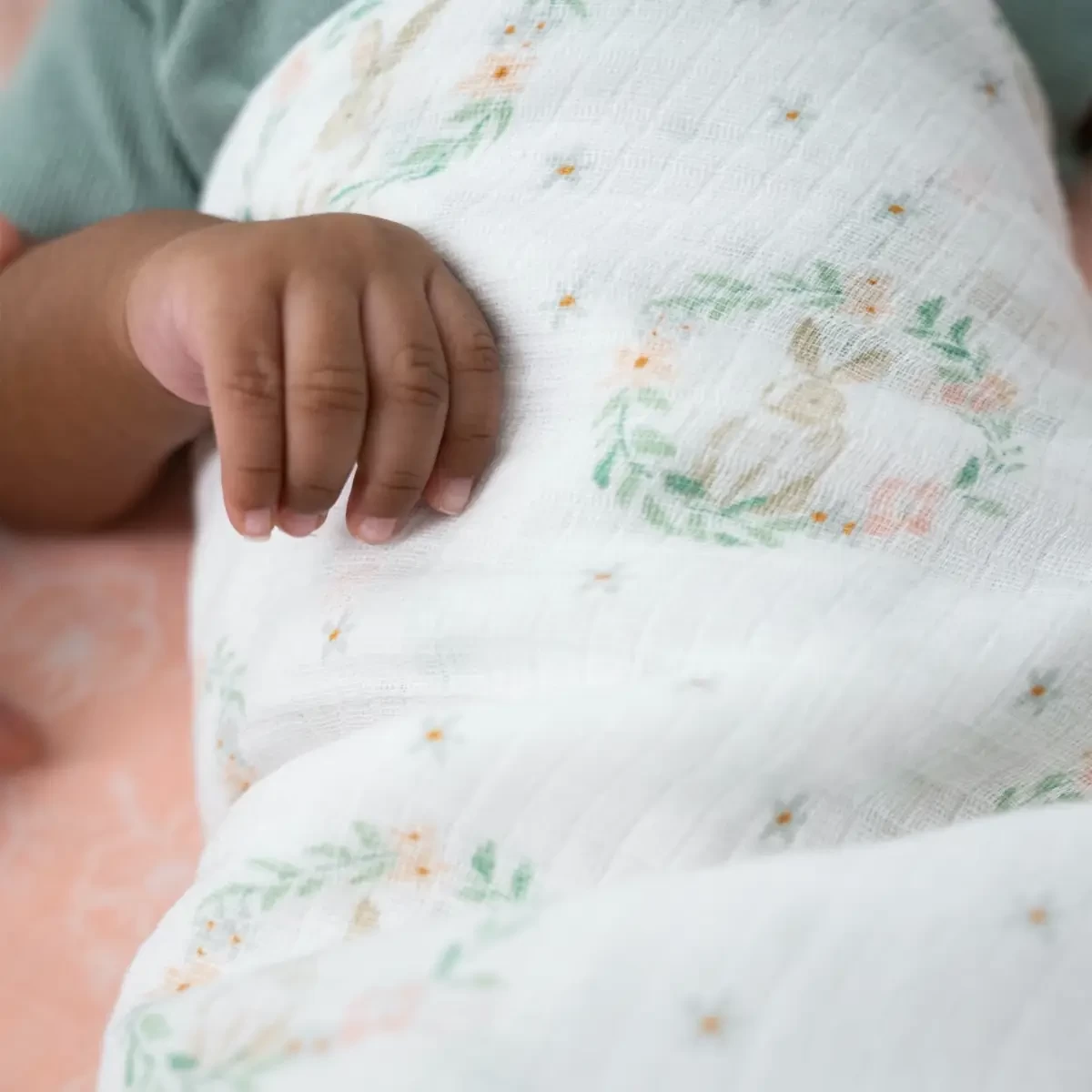 Lot De 4 Maxi-Langes Mousseline Blushing Bunnies De Aden + Anais Essentials 5 Lot De 4 Maxi-Langes Mousseline Blushing Bunnies De Aden + Anais Essentials – Image 5